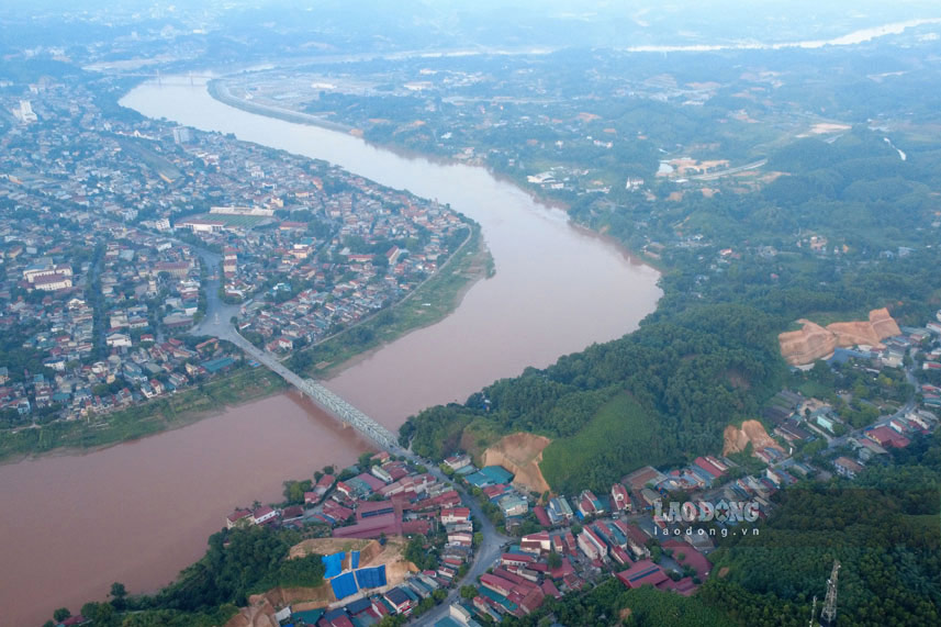 The current status of Yen Bai bridge after more than 30 years of use, currently requires height restrictions, and trucks and cars with more than 7 seats are prohibited. Photo: Dinh Dai
