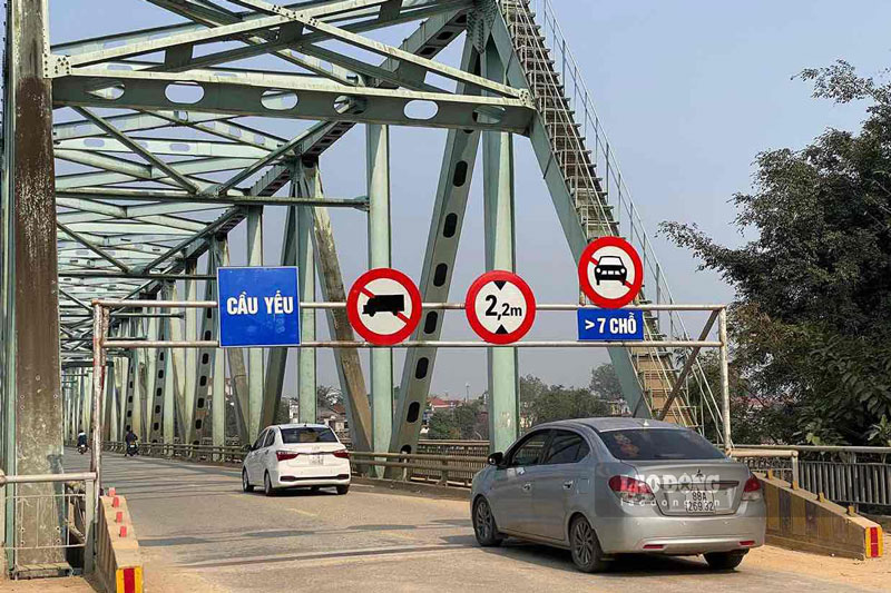 Biển hạn chế chiều cao 2,2 m được đặt tại khu vực cầu Yên Bái để kiểm soát phương tiện qua lại. Ảnh: Đinh Đại