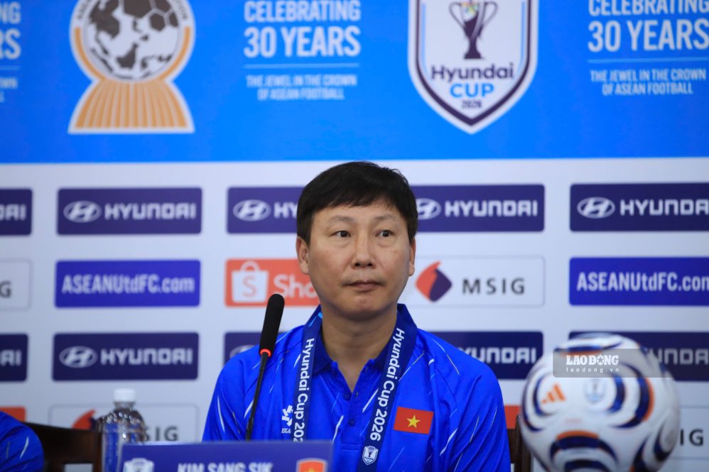 Coach Kim Sang-sik will hold a press conference after the Vietnam - Cambodia match. Photo: Minh Dan