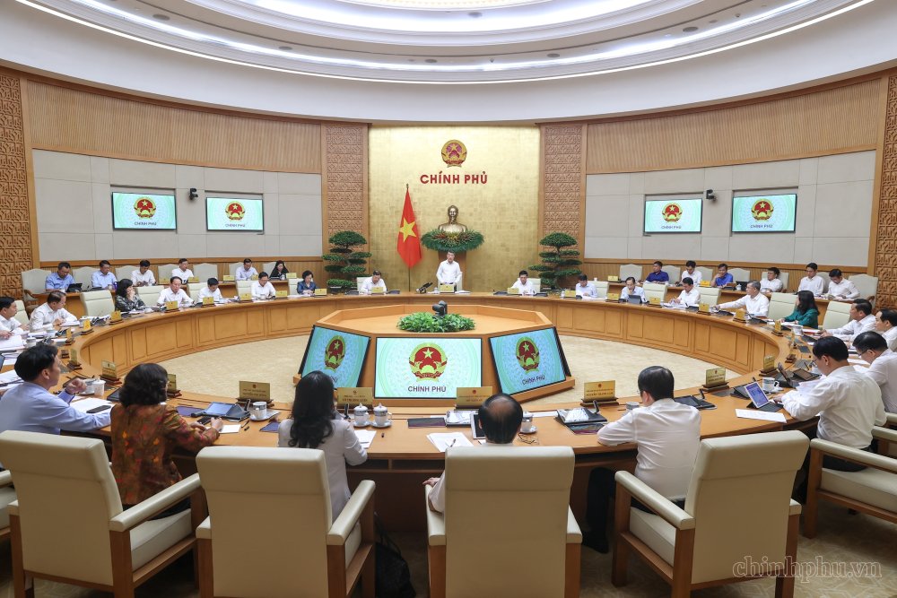 In Resolution No. 216/NQ-CP, the Government requests to expand the provision of full online public services, increase transparency, and limit direct contact to eliminate "petty corruption". Photo: VGP