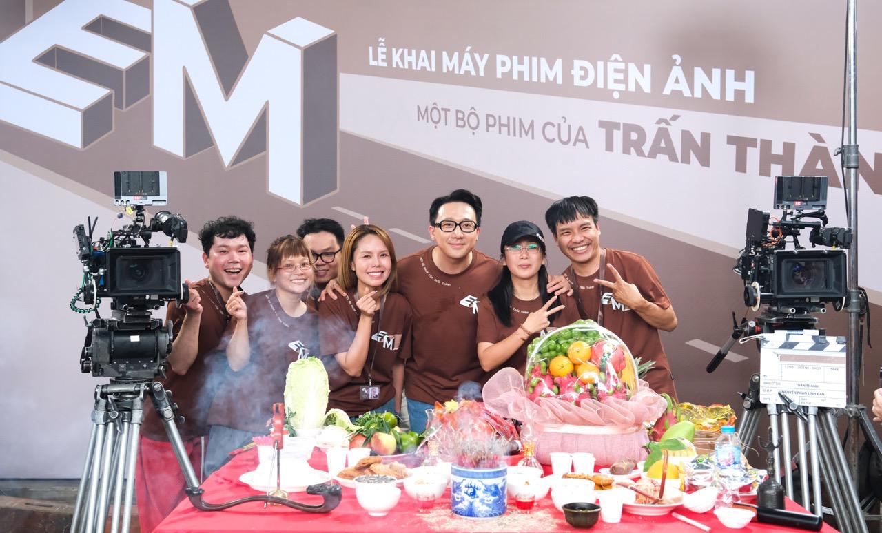 Trấn Thành và ê-kíp. Ảnh: Đoàn phim.