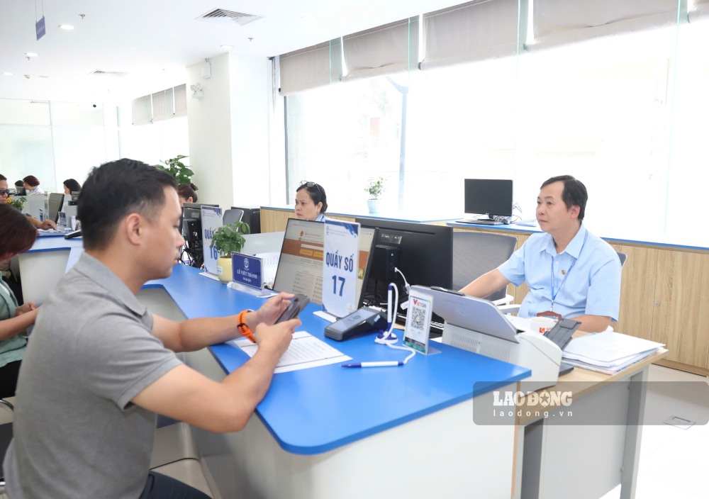 Organizing inspection teams at ministries, branches, and localities on reducing administrative procedures. In the photo, people are resolving administrative procedures at the Public Administration Service Center No. 1, Hanoi. Photo: Pham Dong