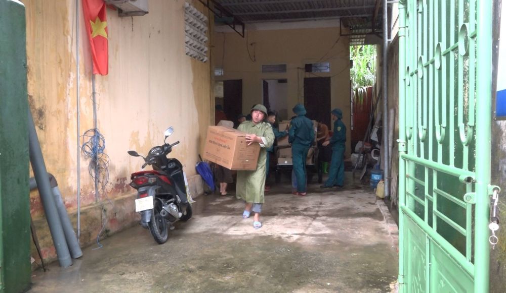 Chính quyền địa phương di dời đối với các hộ dân khỏi nơi nguy hiểm. Ảnh: UBND xã Quan Sơn cung cấp