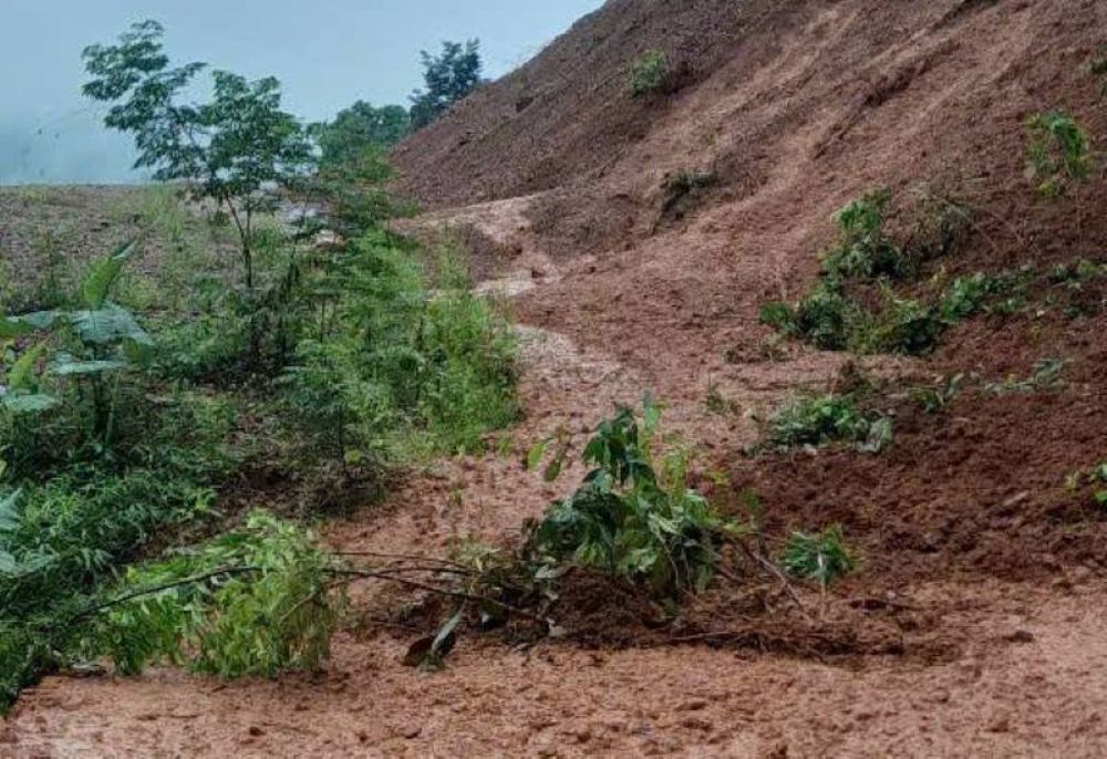 大雨により、タインホア省クアンソンコミューンの多くの場所で地滑りが発生しました。写真:クアンソンコミューン人民委員会提供