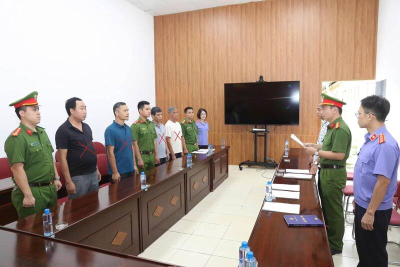 Khởi tố bị can, thi hành lệnh bắt tạm giam 4 đối tượng khai thác cát trái phép trên sông Đà, thuộc địa phận xã Mường Bú, tỉnh Sơn La. Ảnh: Công an tỉnh Sơn La
