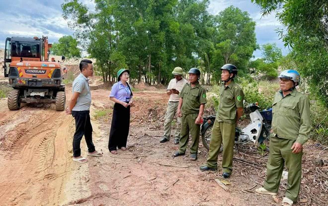 Lực lượng chức năng phường Bắc Gianh kiểm tra hiện trường. Ảnh: UBND phường Bắc Gianh