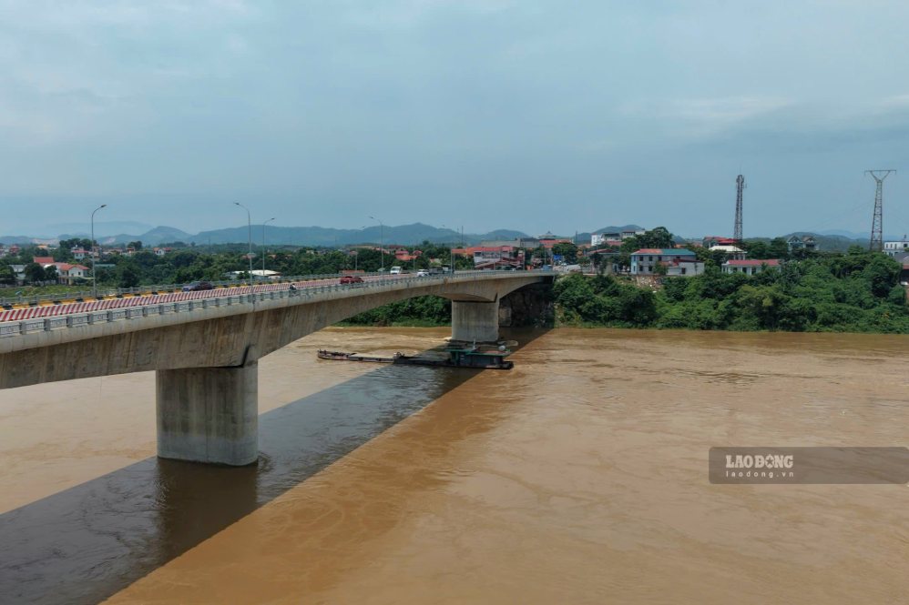 Cây cầu bề thế, vững chãi bắc qua dòng sông Hồng mùa nước lũ. Ảnh: Tô Công