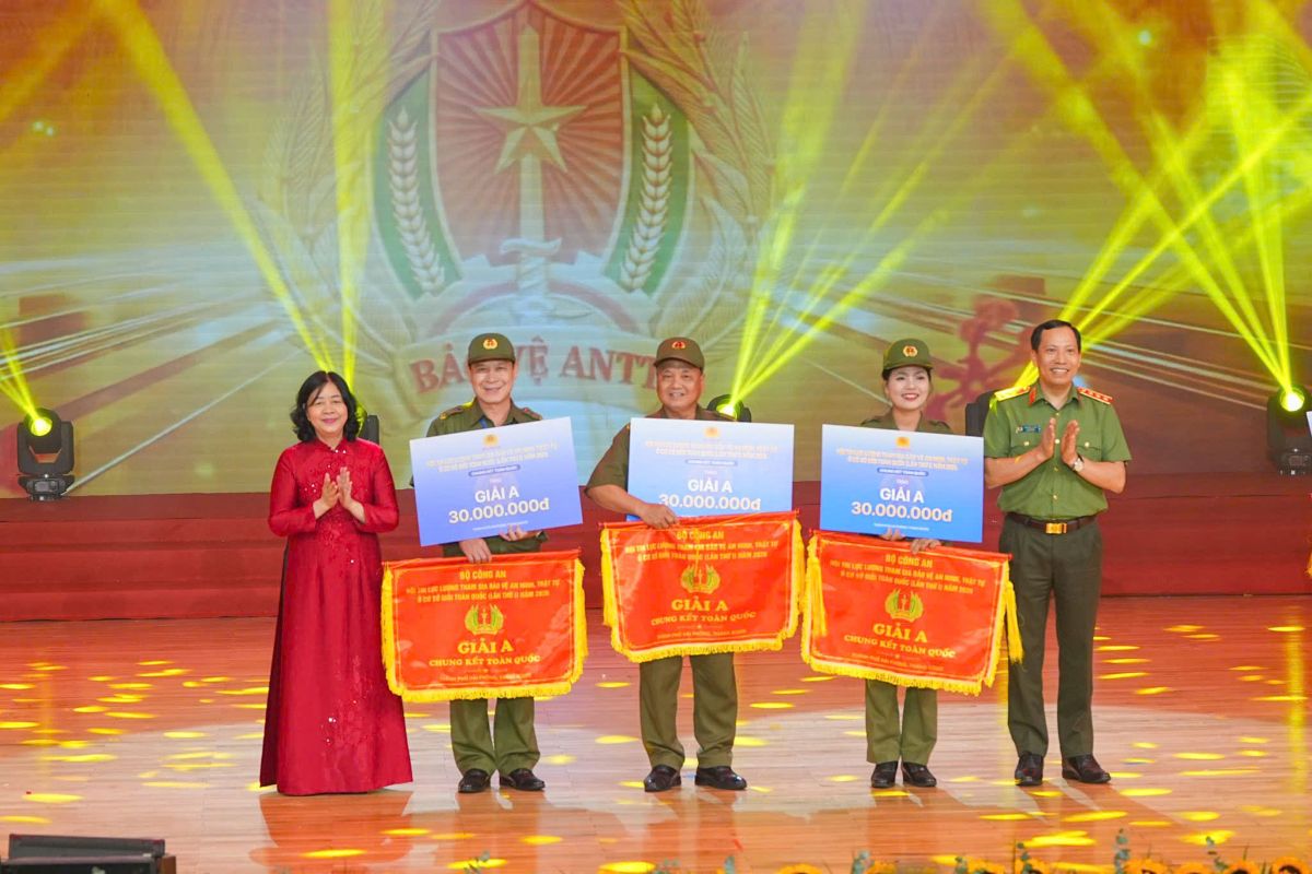 Chairman of the Central Committee of the Vietnam Fatherland Front Bui Thi Minh Hoai and Senior Lieutenant General Le Van Tuyen, Deputy Minister of Public Security awarded the A prize to the teams with the best performances participating in the contest. Photo: Vu Duyen