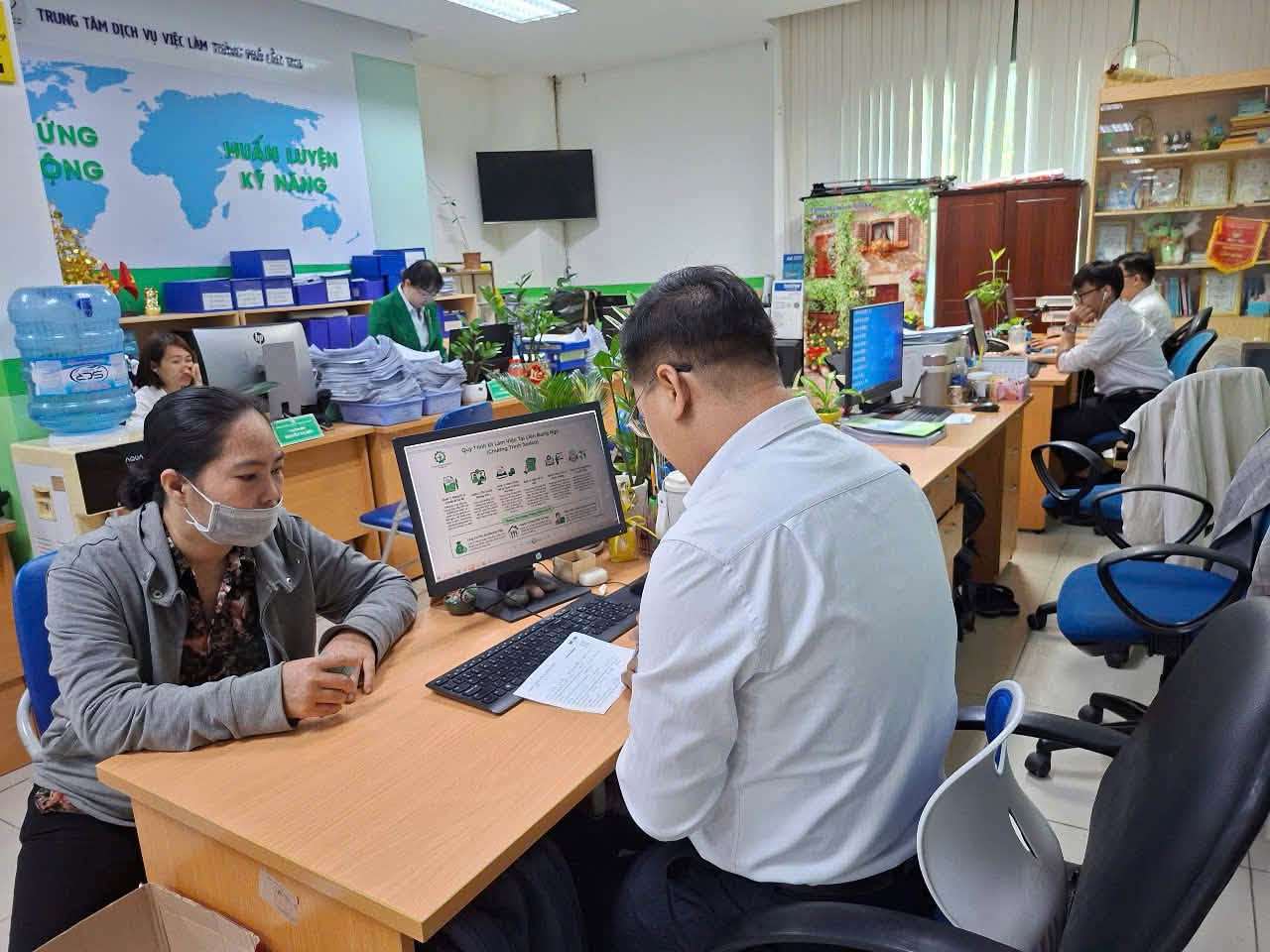 Workers are consulted on jobs. Photo: Can Tho City Employment Service Center