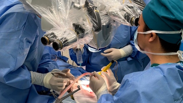 The team of doctors performed microsurgery to remove a brain tumor for a newborn. Photo: Source: Children's Hospital of the City