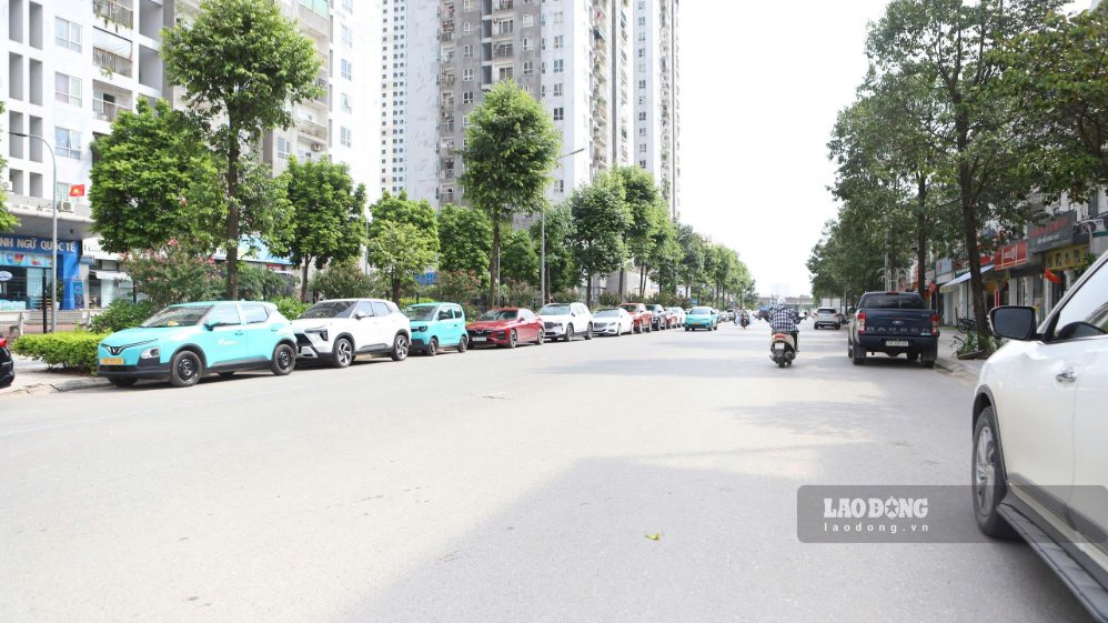 Phương tiện dừng đỗ trên đường nội khu Khu đô thị Kim Văn - Kim Lũ. Ảnh: Sóng Hữu