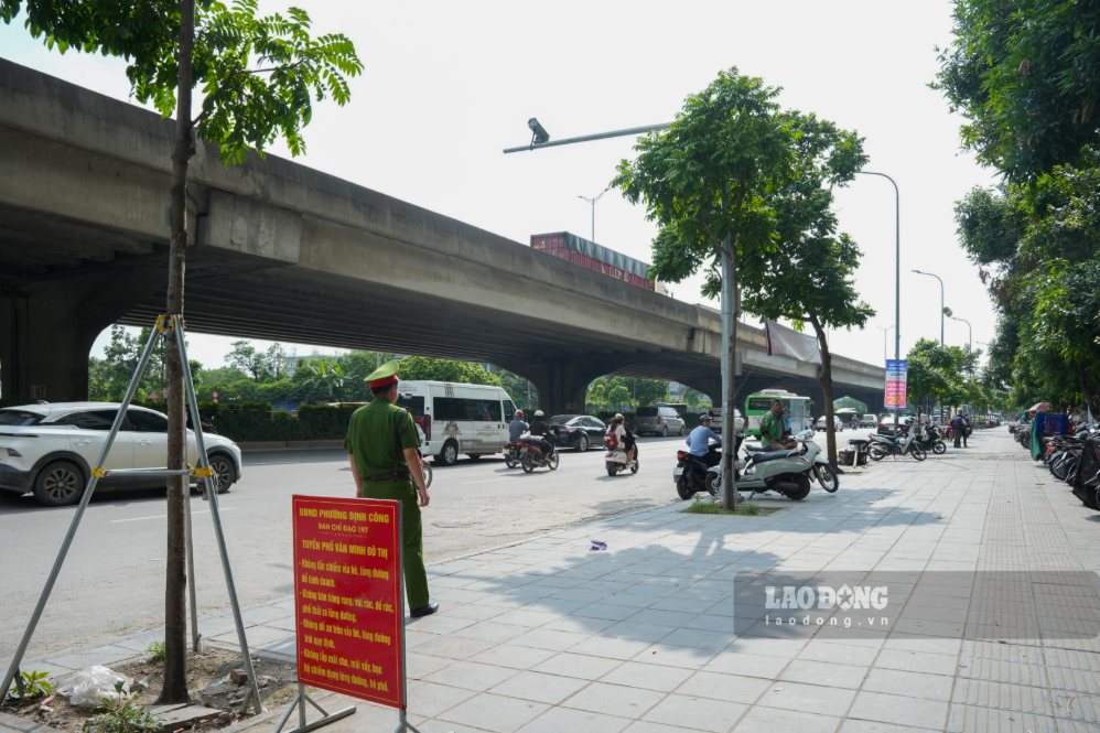 Lực lượng Công an phường Định Công thường xuyên tuần tra, xử lý các trường hợp vi phạm. Ảnh: Sóng Hữu