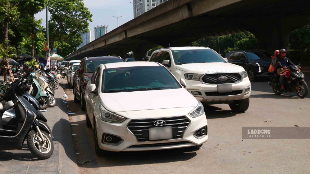 Phương tiện dừng đỗ sai quy định trên đường Nghiêm Xuân Yên hồi tháng 11.2025. Ảnh: Sóng Hữu