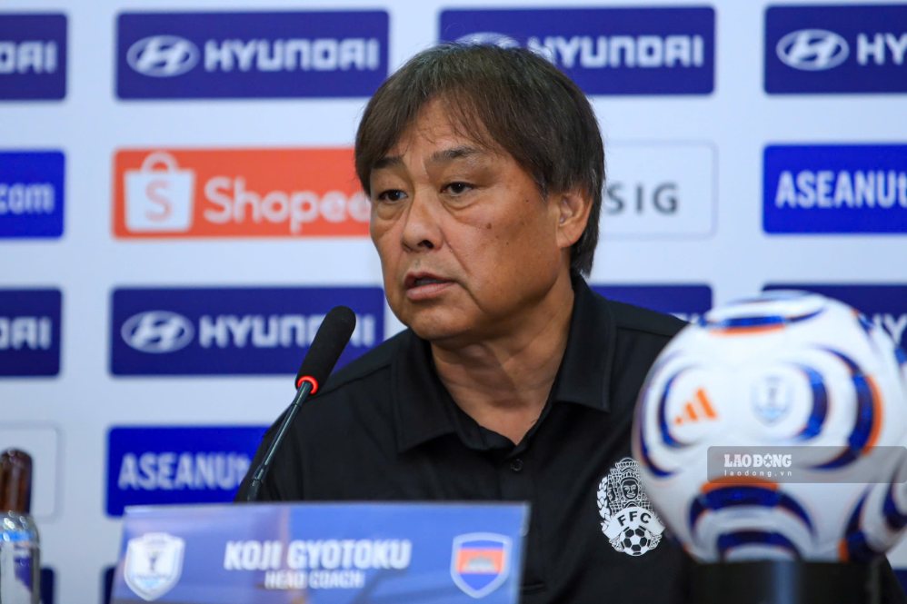 L'entraîneur Koji Gyotoku de l'équipe cambodgienne félicite l'équipe vietnamienne. Photo: Minh Dân
