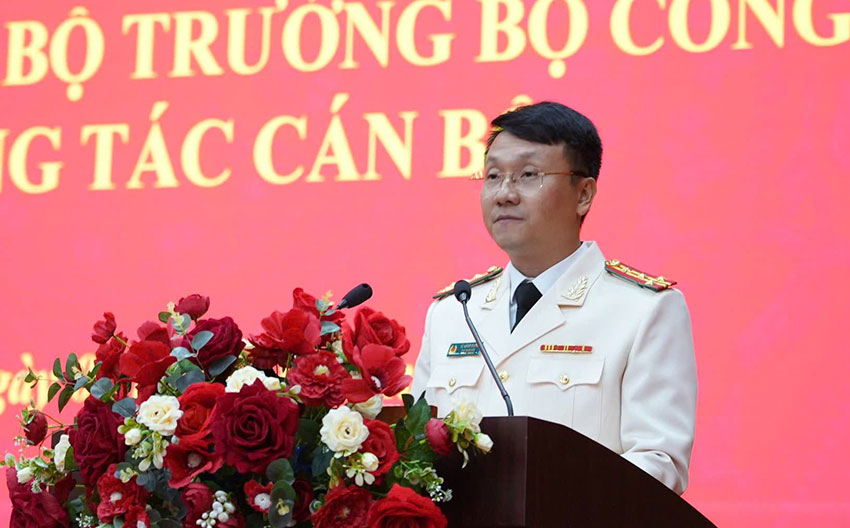 Đại tá Lê Hồng Giang phát biểu sau khi nhận quyết định điều động. Ảnh: Công an tỉnh Cao Bằng
