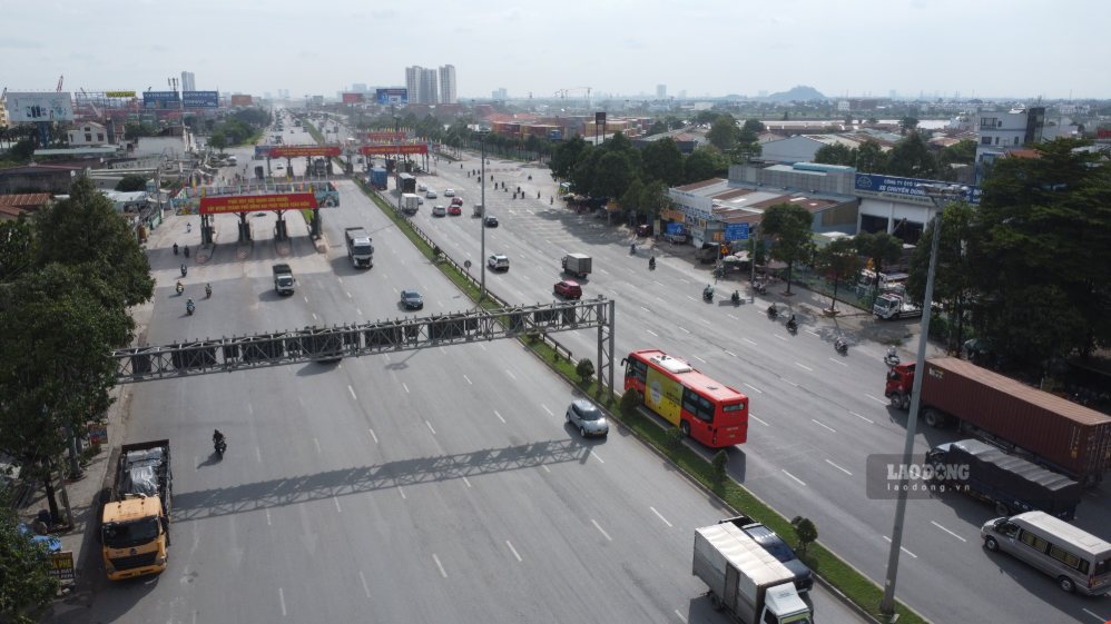 Nằm trên tuyến Quốc lộ 1A, gánh lượng lớn xe khách, xe tải và container ra vào vùng kinh tế trọng điểm phía Nam. Ảnh: HAC