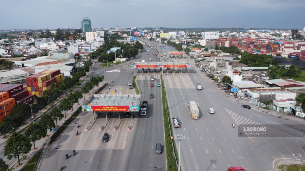 Trạm thu phí nằm ở vị trí cửa ngõ của thành phố Đồng Nai, kết nối với TPHCM. Ảnh: HAC