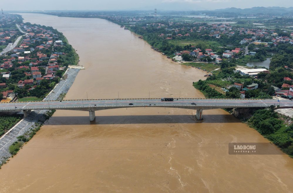 On the morning of August 8, the water level of the Red River in the Phong Chau bridge area rose, flowing strongly. Photo: To Cong