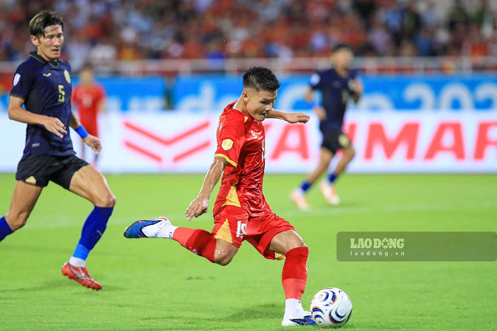 Quang Hai becomes the player with the most appearances for the Vietnamese national team in history. Photo: Minh Dan