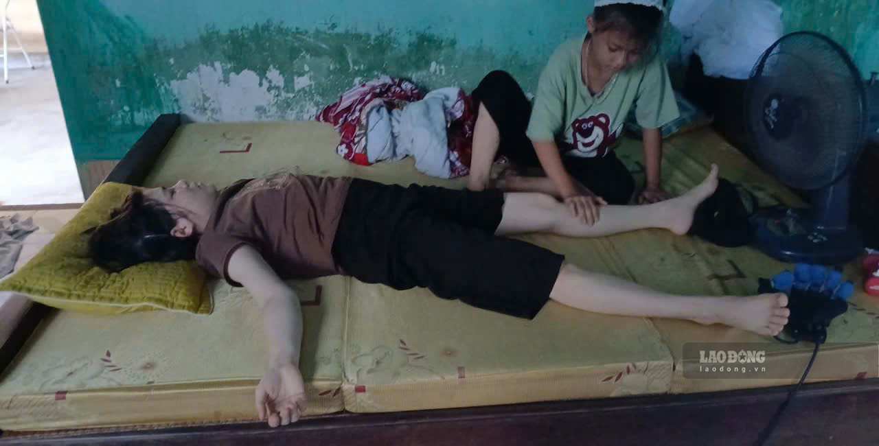 Con dâu bà Gợn bị đột quỵ, gần một năm nay chưa thể đi lại và phải có người chăm sóc. Ảnh: Mai Hương