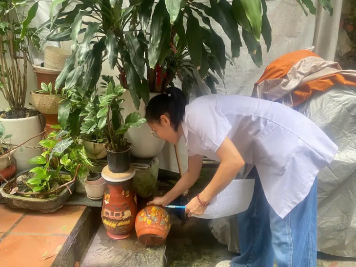 Health officials in communes and wards inspect and supervise dengue fever prevention and control in the area. Photo: Hanoi Department of Health.