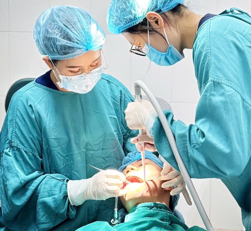 Don't judge the quality of dentures just by their white, beautiful appearance. Photo: Bach Mai Hospital provided