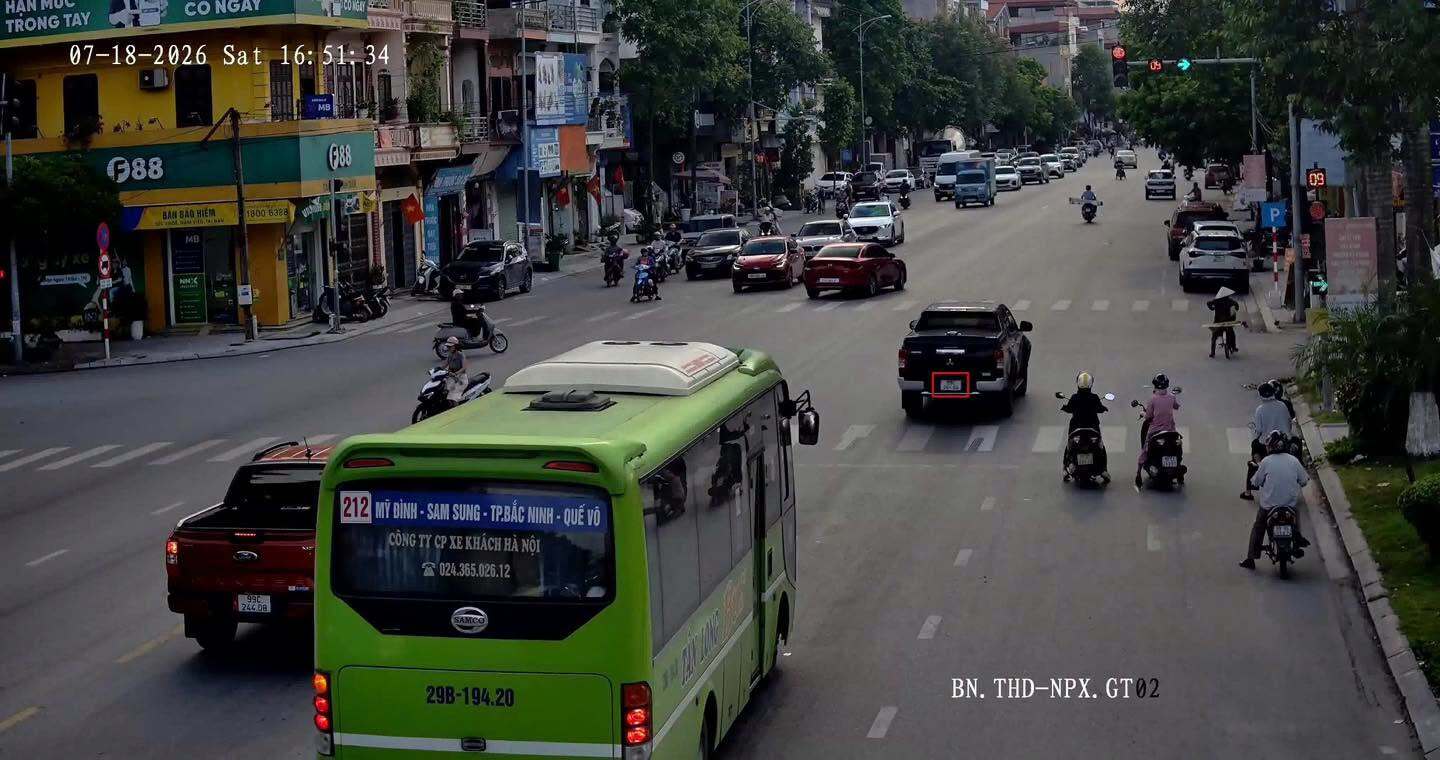 Image of the car owner being fined by traffic police. Photo: Bac Ninh Provincial Traffic Police