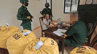 Transport de plus de 136 kg d'explosifs du Laos vers le Vietnam, le sujet a été arrêté. Photo: Garde-frontières de Quảng Trị