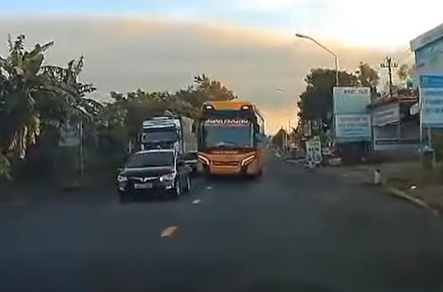 Functional agencies have handled the passenger car driver who overtook recklessly, causing traffic unsafety on National Highway 27, Dak Lak province. Photo: Police provided