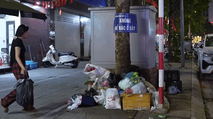 Người dân vô tư xả rác sai quy định ở Thủ đô. Video: Sóng Hữu 
