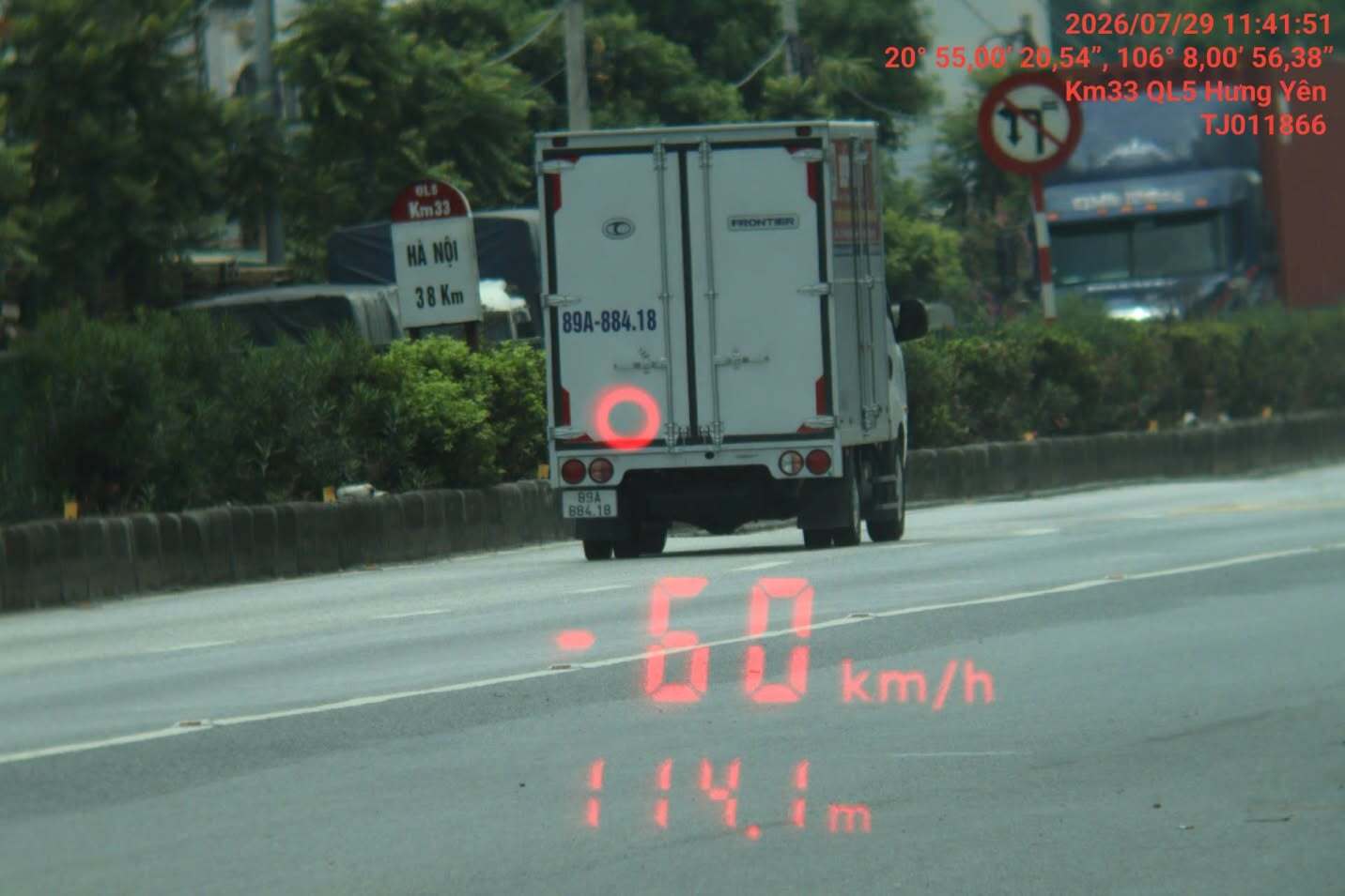 A photo of the car owner being fined remotely published by Hung Yen Police. Photo: Source Hung Yen Police