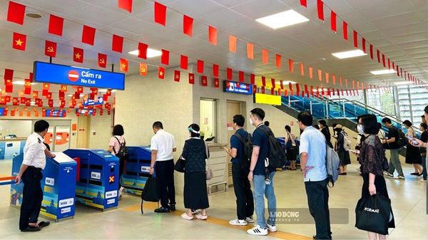 Trung bình mỗi này tuyến đường sắt đô thị Nhổn - Ga Hà Nội phục vụ 30.000 lượt khách. Ảnh: Minh Hạnh