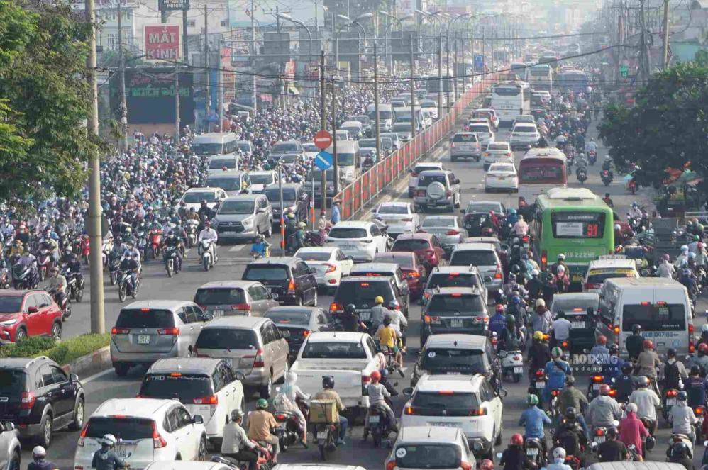 Cảnh ùn tắc Quốc lộ 13. Ảnh: Minh Quân