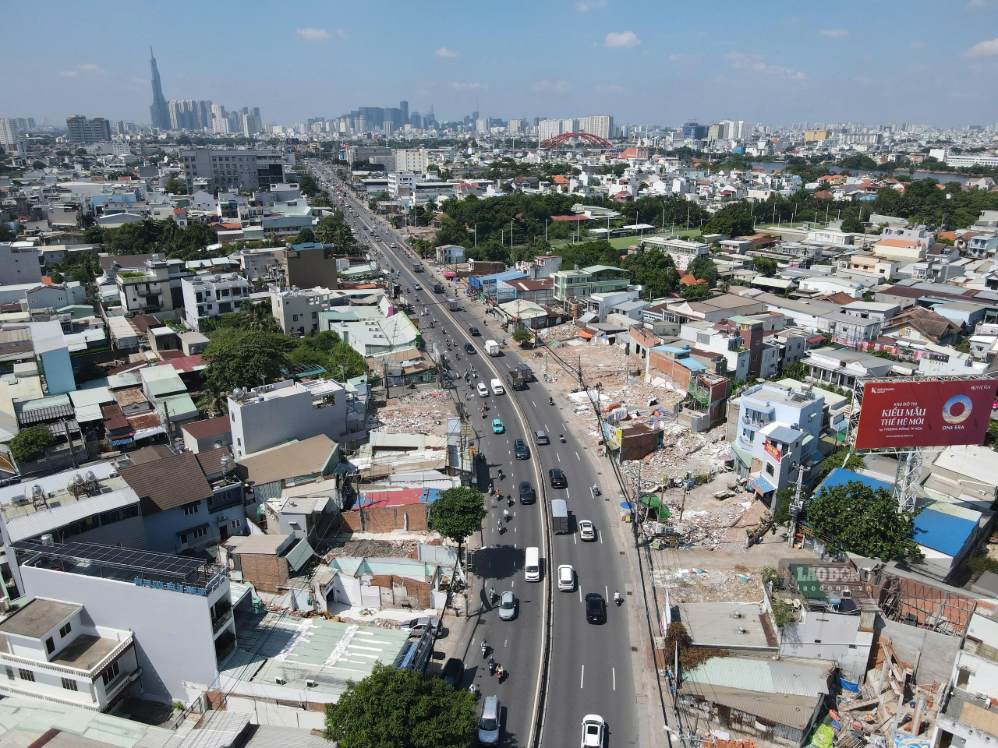 Nhà dân hai bên Quốc lộ 13 được giải tỏa để phục vụ mở rộng tuyến đường. Ảnh: Thái Bảo