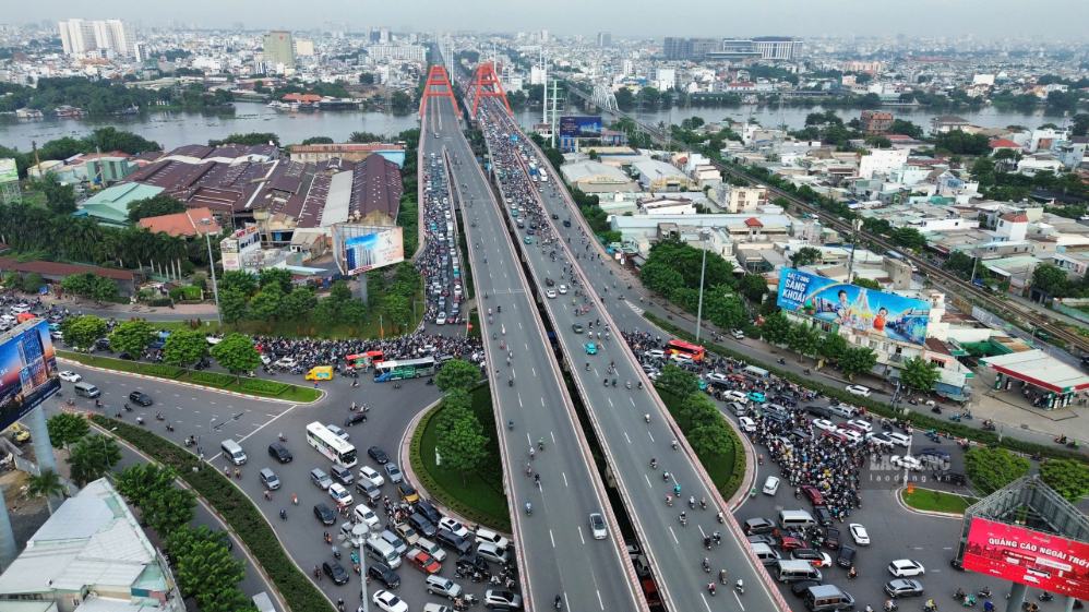 Nút giao Bình Lợi ùn tắc. Ảnh: Anh Tú