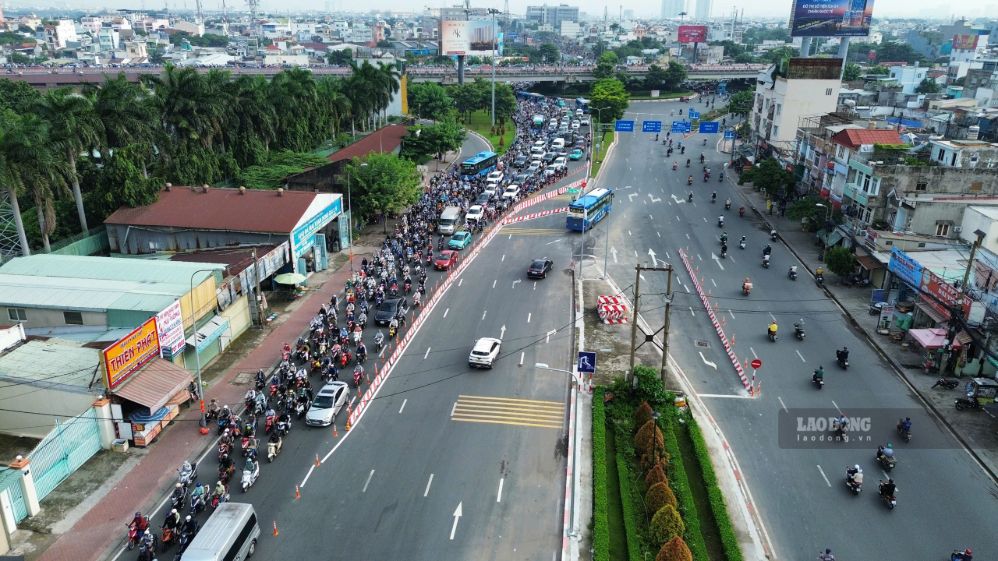 Ùn tắc nút giao Bình Lợi. Ảnh: Anh Tú