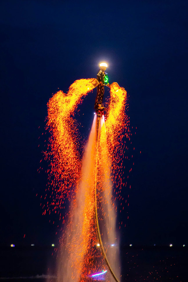 Màn trình diễn flyboard trên biển. Ảnh: BTC