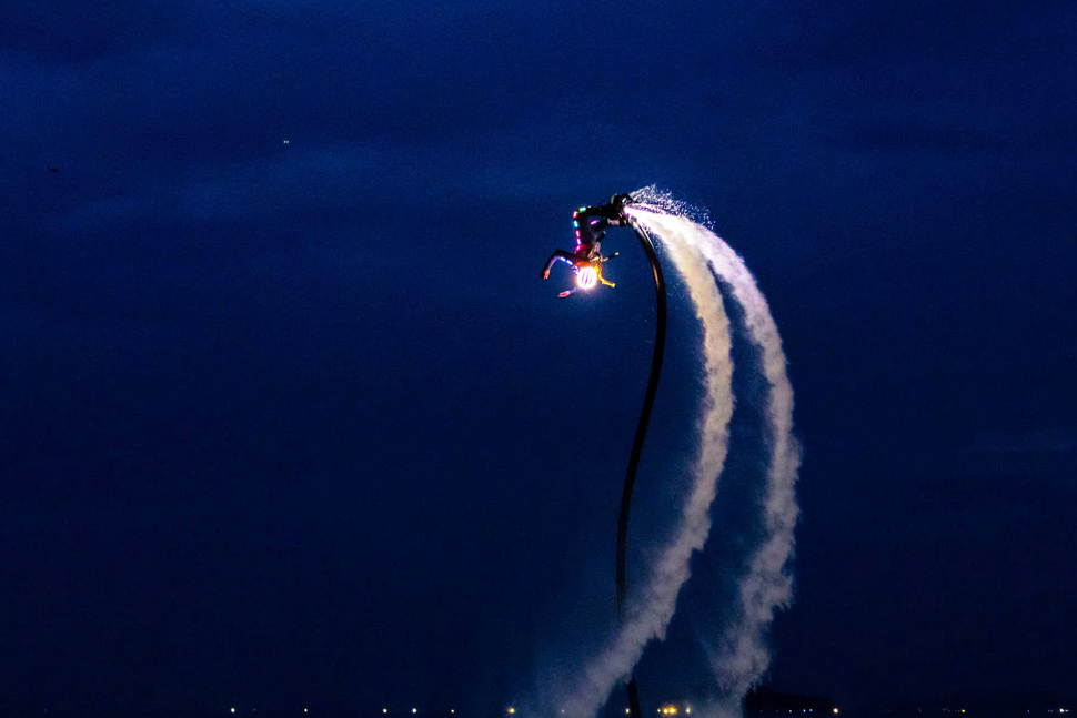 Các vận động viên trình diễn flyboard. Ảnh: BTC