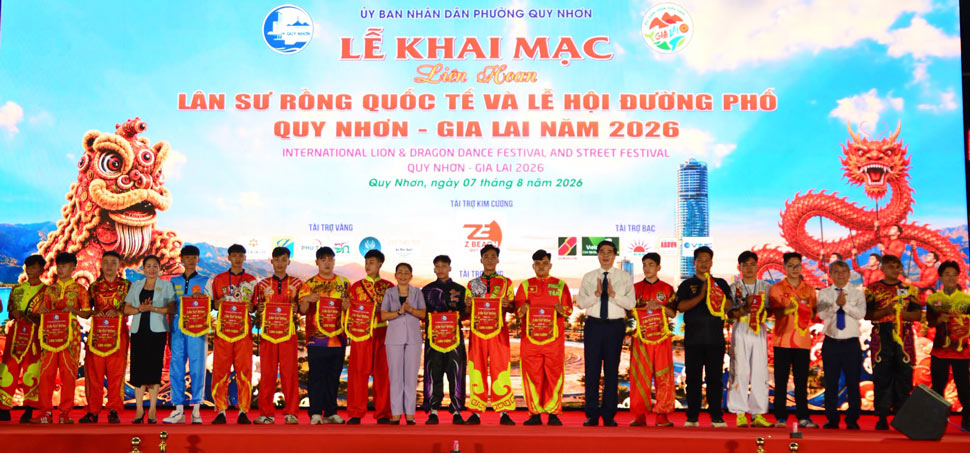 Ban tổ chức trao cờ lưu niệm cho các đoàn tham gia liên hoan. Ảnh: BTC