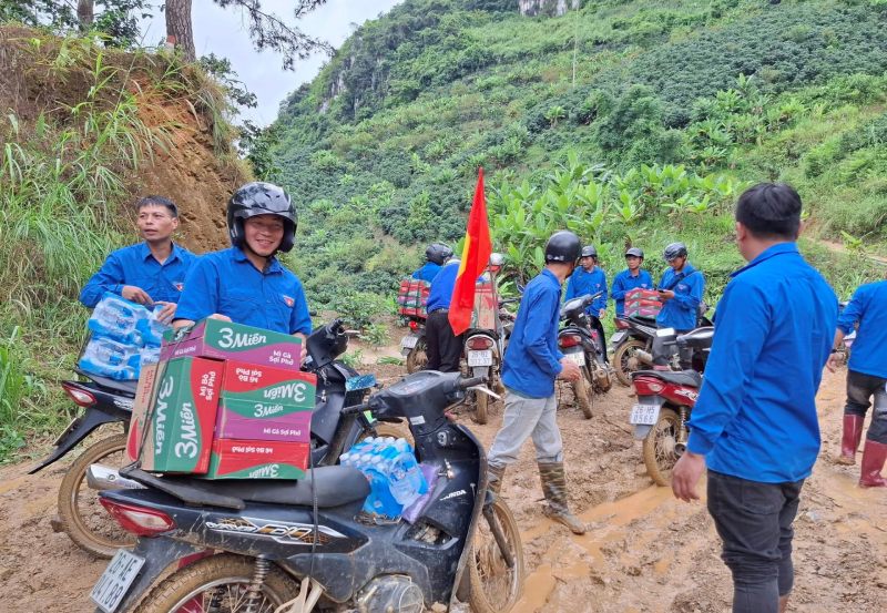 Lực lượng thanh niên hỗ trợ nhu yếu phẩm đến vùng bị thiên tai. Ảnh: Thuý Hà/Sonla.gov.vn