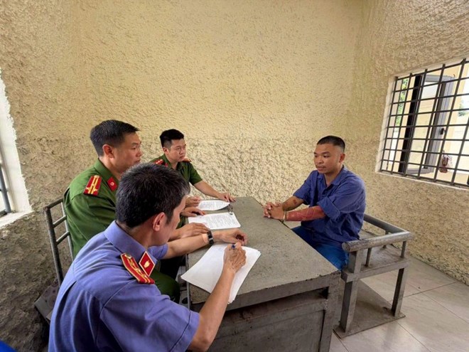 Bac Ninh Provincial Police take statements from Nguyen Van Hoi (Khanh Sky). Photo: Bac Ninh Provincial Police