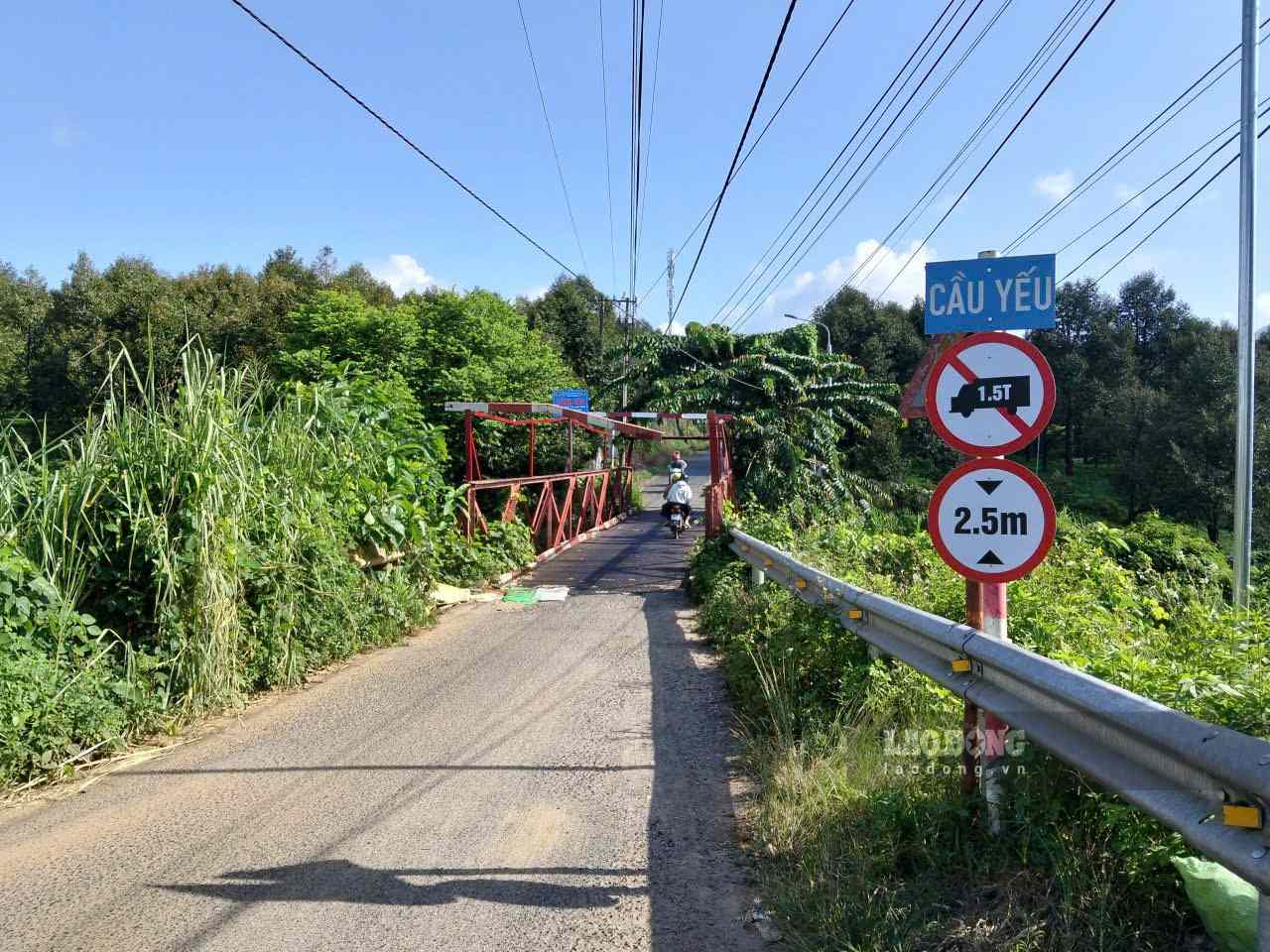 Ba Vi bridge will be closed to traffic for nearly 1 year to build a new bridge. Photo: Phuc Khanh