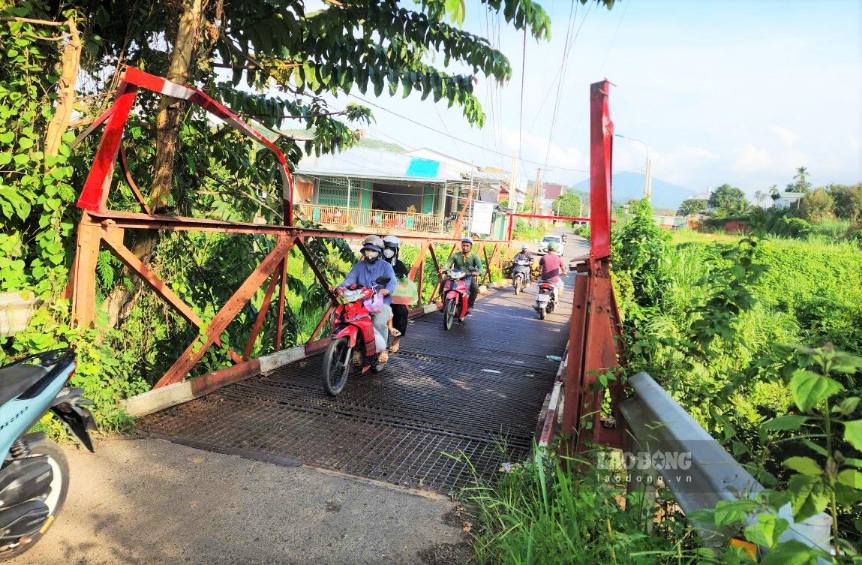 Hiện tại, cây cầu này đã bị hư hỏng xuống cấp nghiêm trọng cần phải xây dựng cầu mới để thay thế. Ảnh: Phúc Khánh