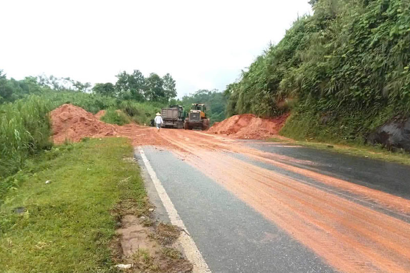 Tỉnh lộ 162 đoạn Quý Xa - Tằng Loỏng đã được khắc phục, thông xe trở lại sau khi đất đá sạt xuống mặt đường. Ảnh: Công an xã Văn Bàn