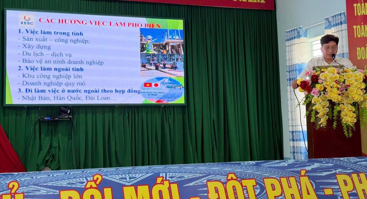 Over the past time, the work of consulting and recruiting workers to work abroad has been promoted, in addition, functional agencies also warn workers to be careful with recruitment information on the internet. Photo: Thai Hien