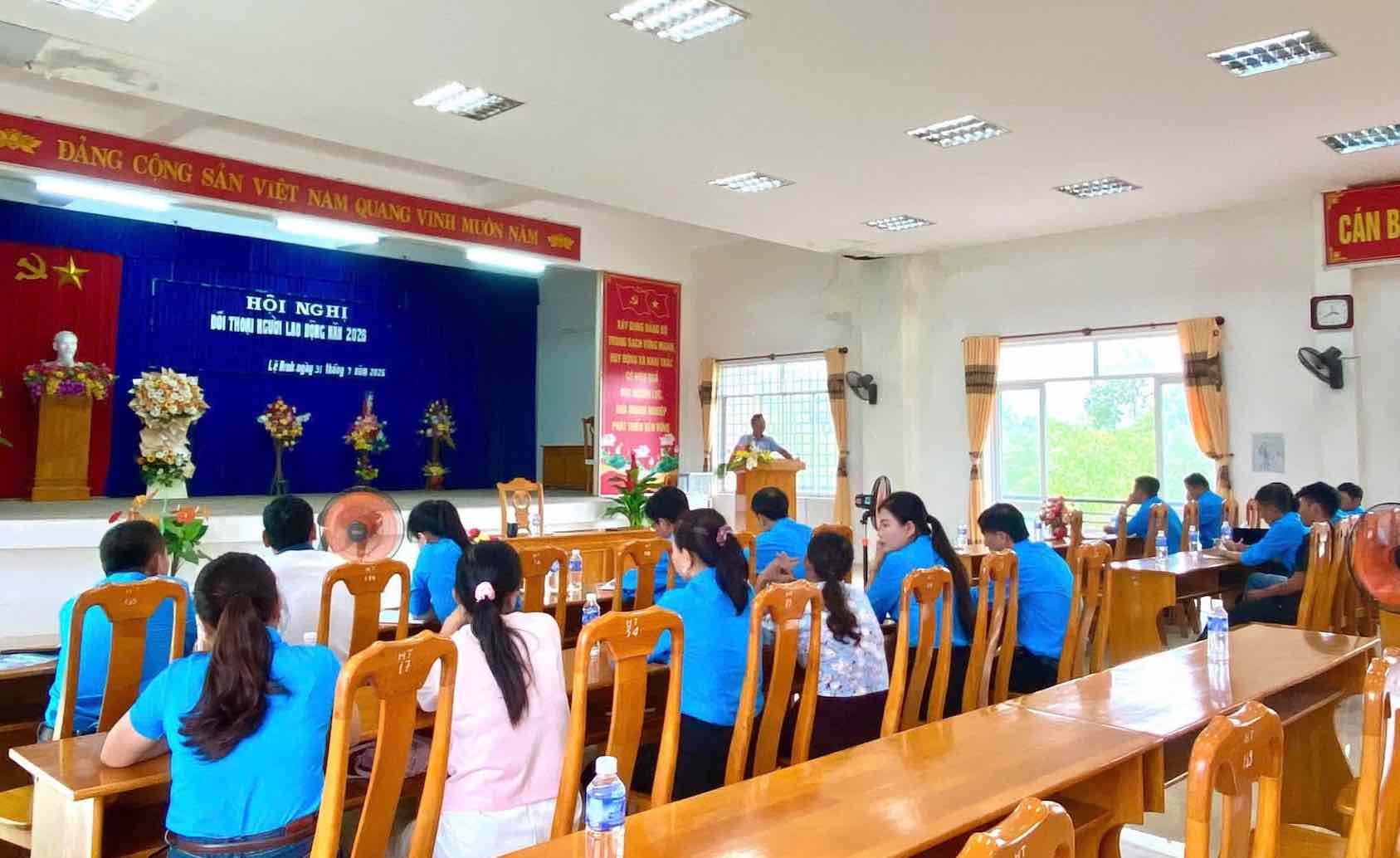 At the dialogue, many opinions suggested raising the bonus level for workers who are good at latex extraction and garden care monthly and year-end. Photo: Quang Tri Trade Union