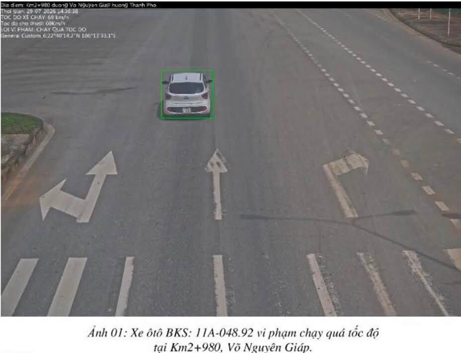 A car speeding, fined by traffic light. Photo: Cao Bang Police
