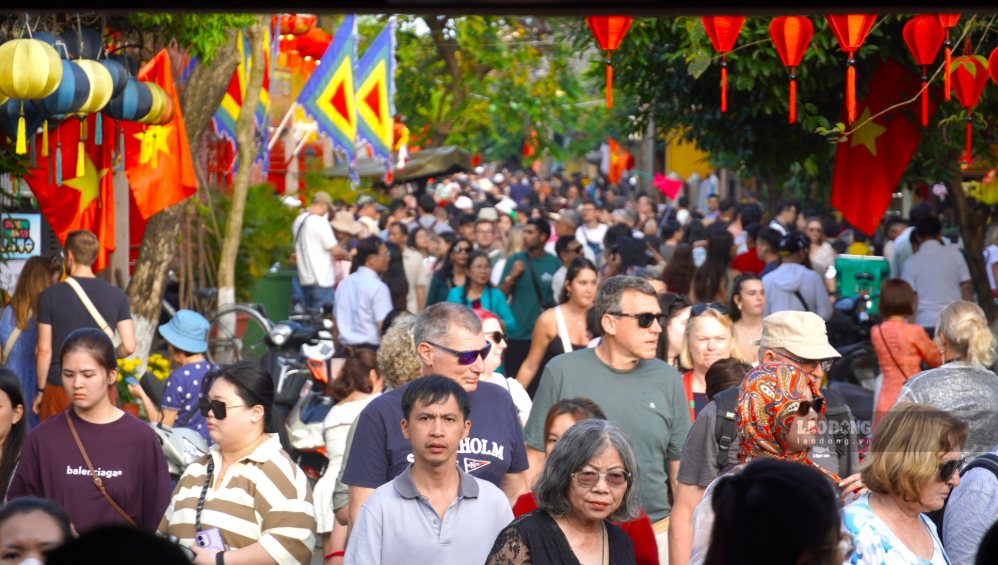 Da Nang continues to show outstanding attraction in the summer of 2026 when leading the list of domestic destinations for Vietnamese tourists. Photo: Tra Ban