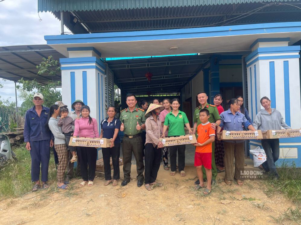 Tan An Commune Police present breeding chickens to support households in difficult circumstances to develop livelihoods. Photo: Pham Chung