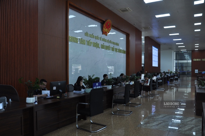 Lực lượng chức năng làm việc tại cửa khẩu. Ảnh: Đinh Đại